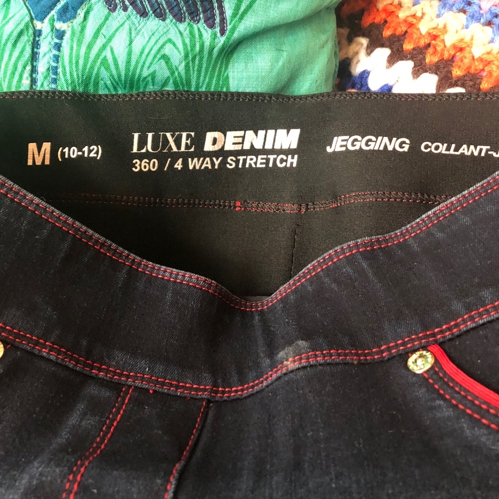 Stylish Black Jeans with Red Accents
Luxe Denim Jeggings
Size M